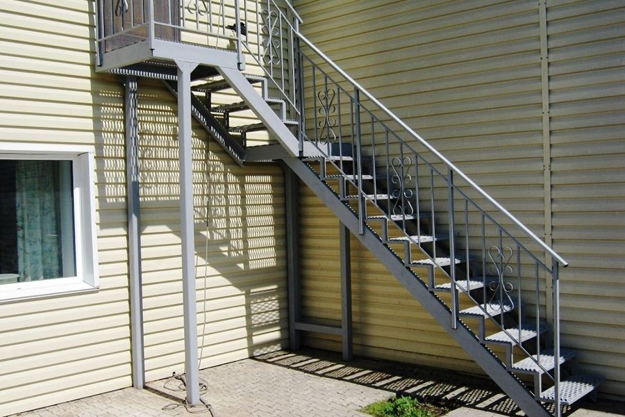 Уличные лестницы для дачи на второй этаж дома,  или заказать .